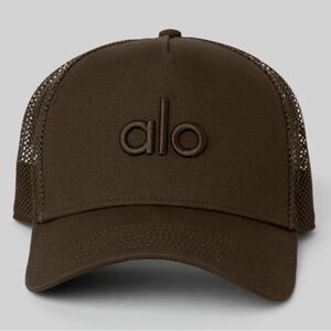 ALO Yoga District Trucker Hat coffee brown